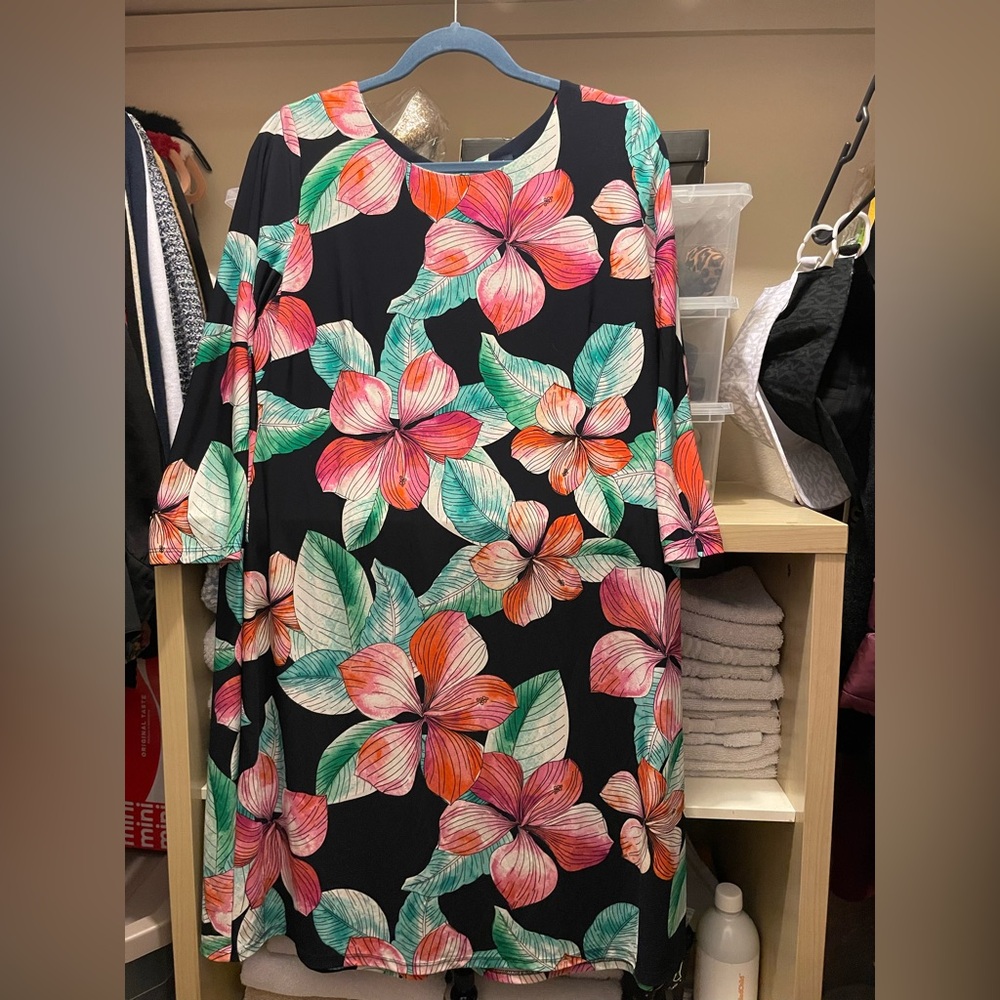 Tommy Hilfiger dress
Black with large flowers
Flowy zips up the back
Size 12